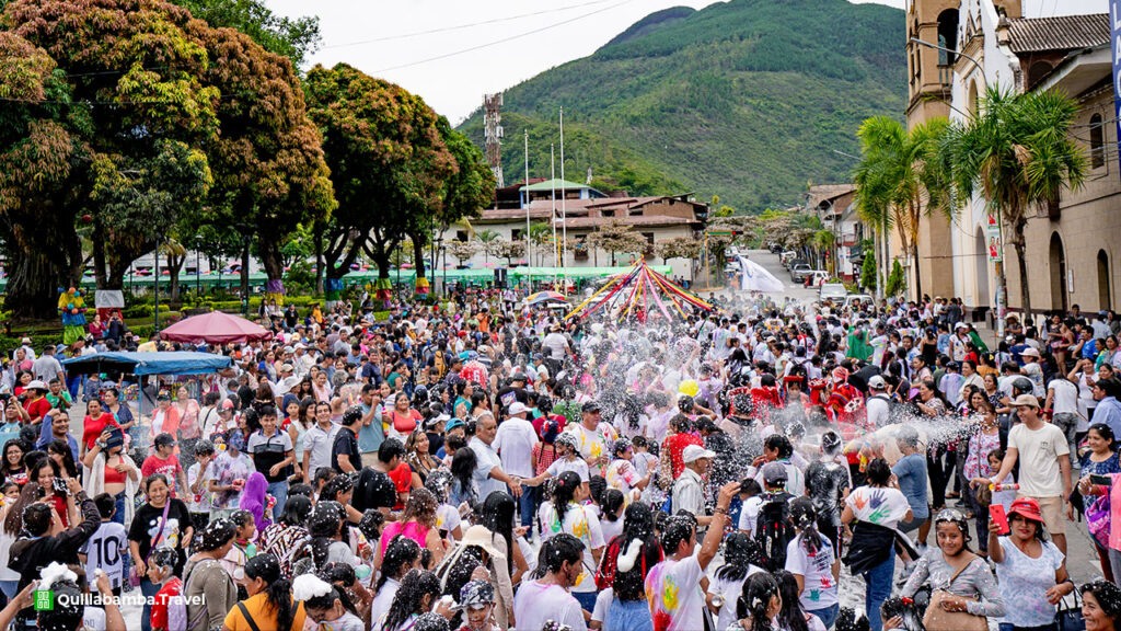 ciudadanos de quillabamaba celebrando fiestas de carnavales