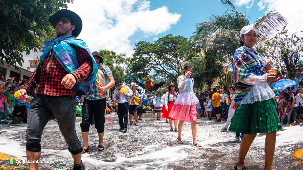 personas danzando en corzo de carnavales quillabamba